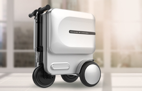 Airwheel SE3 находится вне чемодана, он становится персональным мобильным устройством.