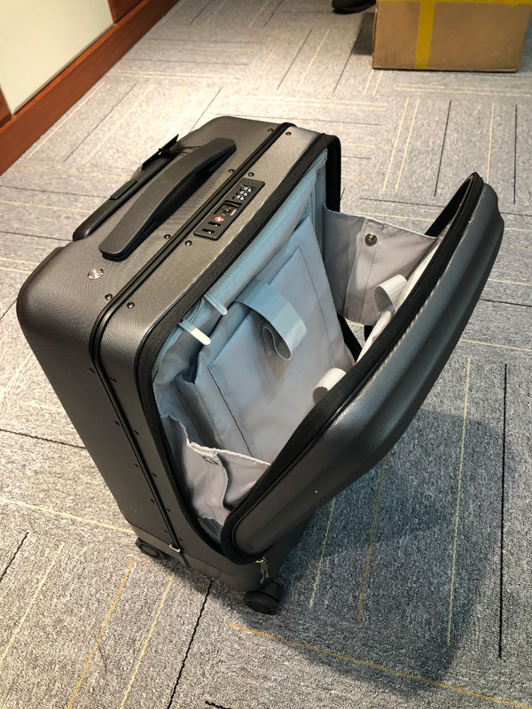 Airwheel riding suitcase